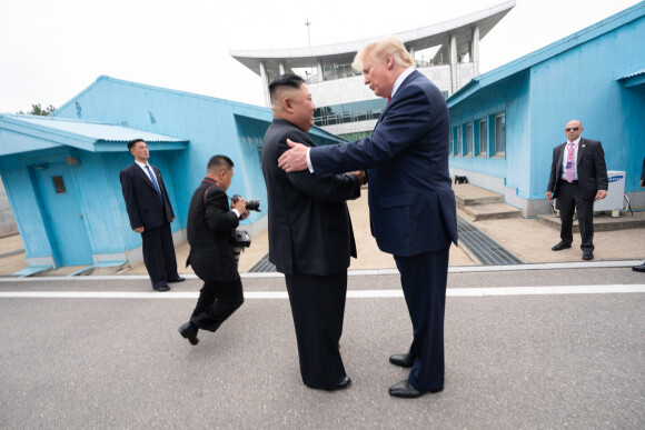 Donald Trump a rencontré le dirigeant nord-coréen, Kim Jong-un sur la zone démilitarisée (DMZ) qui sépare les deux Corées le 30 juin 2019.