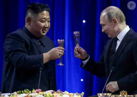 Le dirigeant nord-coréen Kim Jong Un (à gauche) et le président de la Russie Vladimir Poutine trinquent lors d'une réception donnée à la suite des pourparlers russo-nord-coréens à l'Université fédérale d'Extrême-Orient (FEFU) sur l'île Rousski, le 25 avril 2019.