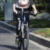 Kate Hudson fait du vélo pendant la période de confinement à Los Angeles, le 2 avril 2020.