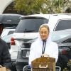 Exclusif - Kate Hudson et son compagnon Danny Fujikawa vont faire des courses avec des gants en pleine crise du coronavirus Covid-19 à Pacific Palisades le 14 mars 2020.