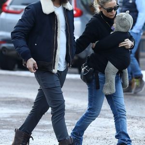 Exclusif - Kate Hudson, son compagnon Danny Fujikawa et leur fille Rani Rose ont été aperçus en train de faire du shopping à Aspen dans le Colorado, le 24 décembre 2019.