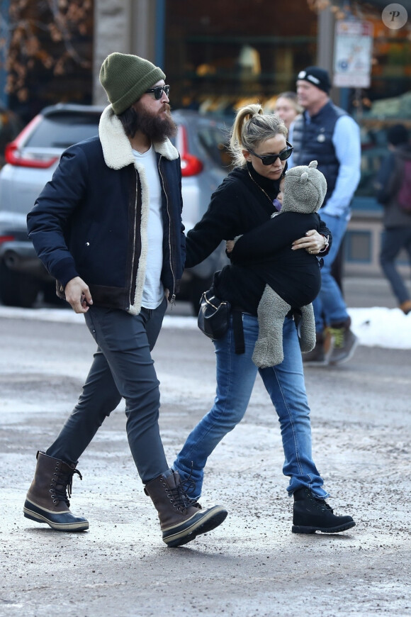 Exclusif - Kate Hudson, son compagnon Danny Fujikawa et leur fille Rani Rose ont été aperçus en train de faire du shopping à Aspen dans le Colorado, le 24 décembre 2019.