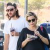 Exclusif - Kate Hudson, enceinte, et son compagnon Danny Fujikawa se baladent en mangeant des fruits dans les rues de Brentwood, le 14 septembre 2018.