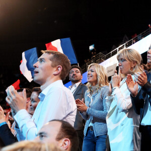 Brigitte Macron et ses enfants Laurence Auzière Jourdan (cardiologue), Tiphaine Auzière (avocate) et Sébastien Auzière (chercheur en laboratoire pharmaceutique), Line Renaud - La famille, les amis et soutiens d'Emmanuel Macron dans les tribunes lors du grand meeting d'Emmanuel Macron à l'AccorHotels Arena à Paris, le lundi 17 avril 2017. © Dominique Jacovides - Sébastien Valiela / Bestimage