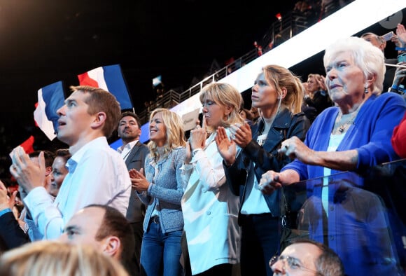 Brigitte Macron et ses enfants Laurence Auzière Jourdan (cardiologue), Tiphaine Auzière (avocate) et Sébastien Auzière (chercheur en laboratoire pharmaceutique), Line Renaud - La famille, les amis et soutiens d'Emmanuel Macron dans les tribunes lors du grand meeting d'Emmanuel Macron à l'AccorHotels Arena à Paris, le lundi 17 avril 2017. © Dominique Jacovides - Sébastien Valiela / Bestimage