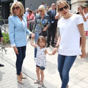 La première dame Brigitte Macron (Trogneux), sa fille Tiphaine Auzière et sa fille Elise vont voter à la mairie du Touquet pour le second tour des législatives, au Touquet le 18 juin 2017. © Sébastien Valiela-Dominique Jacovides/Bestimage