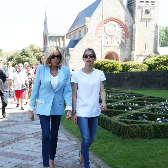 La première dame Brigitte Macron (Trogneux) et sa fille Tiphaine Auzière vont voter à la mairie du Touquet pour le second tour des législatives, au Touquet le 18 juin 2017. © Sébastien Valiela-Dominique Jacovides/Bestimage