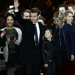 Emmanuel Macron avec sa femme Brigitte Macron (Trogneux), Emma (fille de L.Auzière), Tiphaine Auzière et son compagnon Antoine - Le président-élu, Emmanuel Macron, prononce son discours devant la pyramide au musée du Louvre à Paris, après sa victoire lors du deuxième tour de l'élection présidentielle le 7 mai 2017. © Stéphane Lemouton / Bestimage