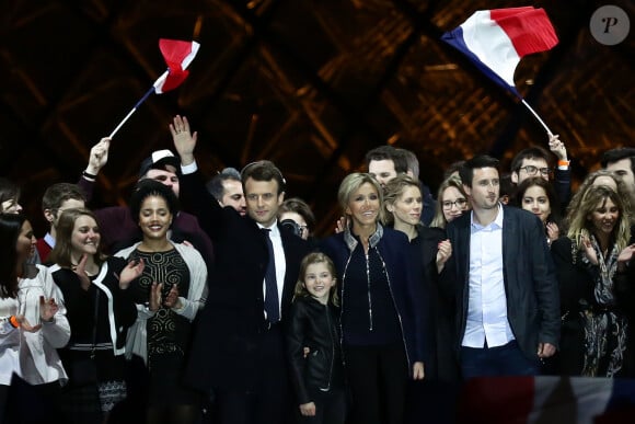 Emmanuel Macron avec sa femme Brigitte Macron (Trogneux), Emma (fille de L.Auzière), Tiphaine Auzière et son compagnon Antoine - Le président-élu, Emmanuel Macron, prononce son discours devant la pyramide au musée du Louvre à Paris, après sa victoire lors du deuxième tour de l'élection présidentielle le 7 mai 2017. © Stéphane Lemouton / Bestimage
