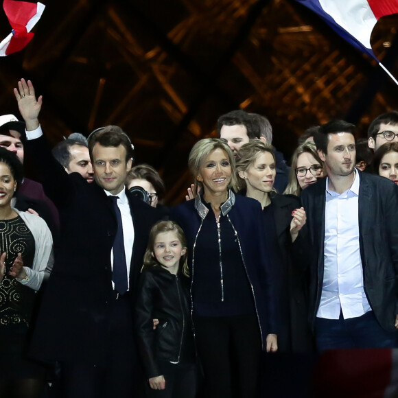 Emmanuel Macron avec sa femme Brigitte Macron (Trogneux), Emma (fille de L.Auzière), Tiphaine Auzière et son compagnon Antoine - Le président-élu, Emmanuel Macron, prononce son discours devant la pyramide au musée du Louvre à Paris, après sa victoire lors du deuxième tour de l'élection présidentielle le 7 mai 2017. © Stéphane Lemouton / Bestimage