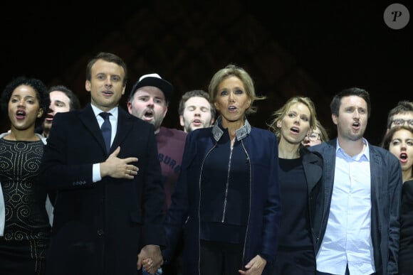 Emmanuel Macron avec sa femme Brigitte Macron (Trogneux), Tiphaine Auzière et son compagnon Antoine , Morgan Simon (l'homme à la casquette)- Le président-élu, Emmanuel Macron, prononce son discours devant la pyramide au musée du Louvre à Paris, après sa victoire lors du deuxième tour de l'élection présidentielle le 7 mai 2017.