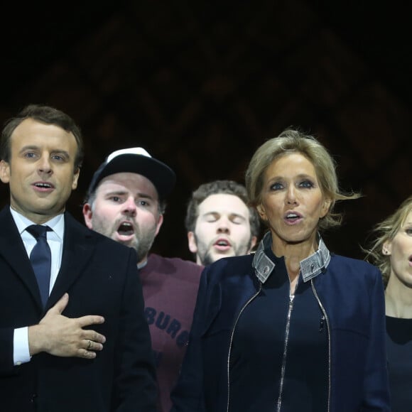 Emmanuel Macron avec sa femme Brigitte Macron (Trogneux), Tiphaine Auzière et son compagnon Antoine , Morgan Simon (l'homme à la casquette)- Le président-élu, Emmanuel Macron, prononce son discours devant la pyramide au musée du Louvre à Paris, après sa victoire lors du deuxième tour de l'élection présidentielle le 7 mai 2017.