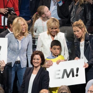 Laurence Auzière Jourdan (cardiologue), Brigitte Trogneux (Macron), Tiphaine Auzière (avocate), Christelle Auzière et le compagnon de T. Auzière, Antoine (gastro-entérologue) - La famille, les amis et soutiens d'Emmanuel Macron dans les tribunes lors du grand meeting d'Emmanuel Macron, candidat d'En Marche! à l'élection présidentielle 2017, à l'AccorHotels Arena à Paris, France, le lundi 17 avril 2017. © Cyril Moreau/Bestimage