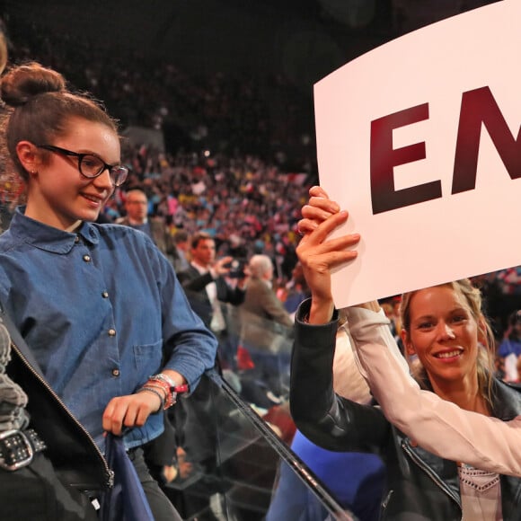 Brigitte Macron et ses filles Tiphaine Auzière (avocate) et Laurence Auzière Jourdan (cardiologue) - La famille, les amis et soutiens d'Emmanuel Macron dans les tribunes lors du grand meeting d'Emmanuel Macron à l'AccorHotels Arena à Paris, le lundi 17 avril 2017. © Dominique Jacovides - Sébastien Valiela / Bestimage