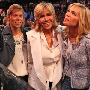 Brigitte Macron et ses filles Tiphaine Auzière (avocate) et Laurence Auzière Jourdan (cardiologue) - La famille, les amis et soutiens d'Emmanuel Macron dans les tribunes lors du grand meeting d'Emmanuel Macron à l'AccorHotels Arena à Paris, le lundi 17 avril 2017. © Dominique Jacovides - Sébastien Valiela / Bestimage