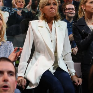 Brigitte Macron entre ses filles Laurence Auzière Jourdan (cardiologue) et Tiphaine Auzière (avocate), Guillaume Jourdan (radiologue, le mari de Laurence Auzière Jourdan et gendre de Brigitte Macron) et Christelle Auzière (la femme de Sébastien, belle fille de Brigitte Macron) - La famille, les amis et soutiens d'Emmanuel Macron dans les tribunes lors du grand meeting d'Emmanuel Macron à l'AccorHotels Arena à Paris, le lundi 17 avril 2017. © Dominique Jacovides - Sébastien Valiela / Bestimage