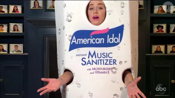 Katy Perry se déguise en bouteille de solution Hydro-Alcoolique (gel hydroalcoolique) dans l'émission American Idol et revient sur sa grossesse pendant l'épidémie de Coronavirus (Covid-19).