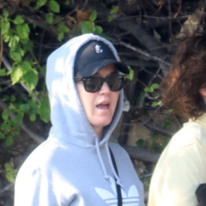 Katy Perry est allée faire du shopping à West Hollywood, Los Angeles, le 11 janvier 2020. La star essaie de passer incognito, elle porte un sweat à capuche gris Adidas, des lunettes de soleil et une casquette. O. Bloom fêtera son anniversaire dans 2 jours, Katy cherche-t-elle un cadeau d'anniversaire pour son fiancé?