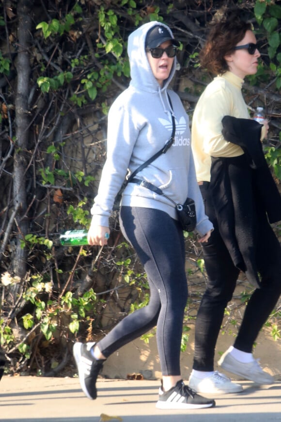 Katy Perry est allée faire du shopping à West Hollywood, Los Angeles, le 11 janvier 2020. La star essaie de passer incognito, elle porte un sweat à capuche gris Adidas, des lunettes de soleil et une casquette. O. Bloom fêtera son anniversaire dans 2 jours, Katy cherche-t-elle un cadeau d'anniversaire pour son fiancé?