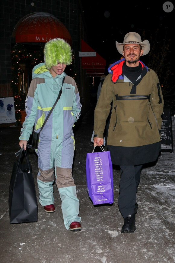 Exclusif - Katy Perry et son fiancé Orlando Bloom font du shopping à Aspen le 2 janvier 2020.