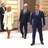 Brigitte Macron lumineuse dans une tenue claire, pour accompagner son époux Emmanuel Macron lors de la célébration du 1er mai à l'Elysée le 1er mai 2020.
