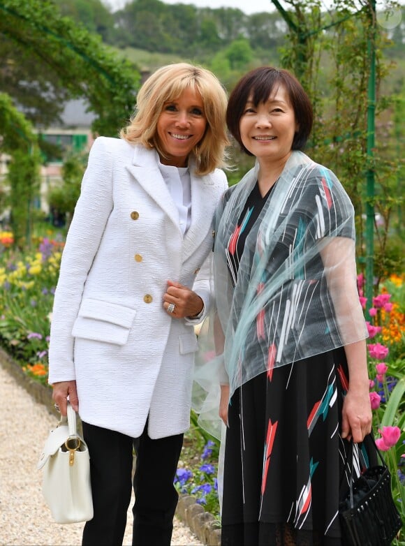 Brigitte Macron et Akie Abe, femme du premier ministre du Japon - Visite de Giverny. Le 23 avril 2019 © Christian Liewig / Pool / Bestimage