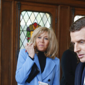 Le président de la république Emmanuel Macron et la Première Dame Brigitte Macron votent à la mairie du Touquet pour le premier tour des élections municipales le 15 mars 2020. © Pascal Rossignol / Pool / Bestimage