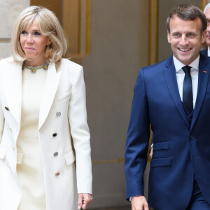 Stéphane Layani, président du marché d'intérêt national de Rungis - Brigitte Macron - Le président de la République lors de la remise du muguet par des représentants de la filière horticole et le président du marché de Rungis au palais de l'Elysée à Paris le 1er mai 2020. © Jacques Witt / Pool / Bestimage