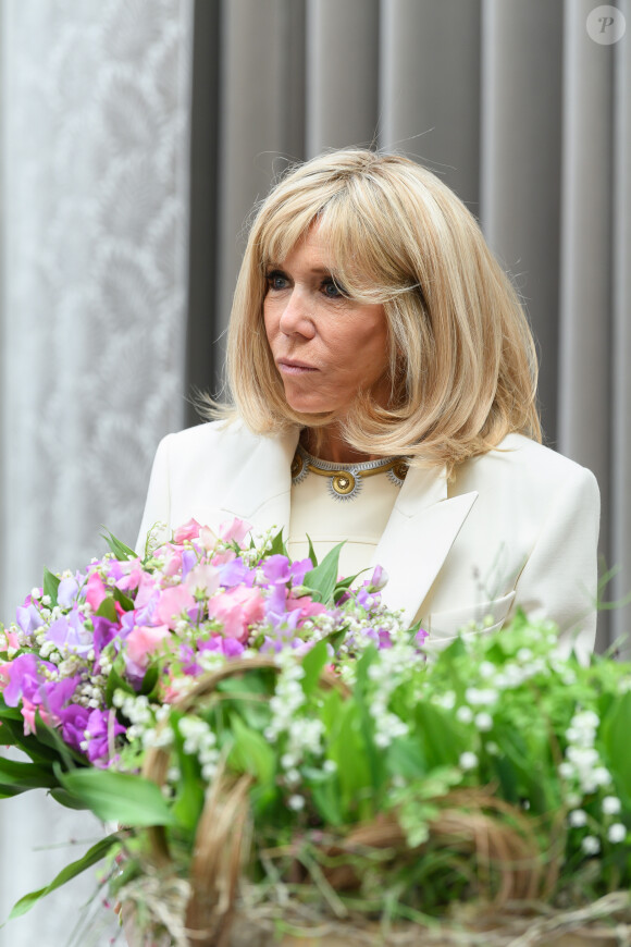 Brigitte Macron - Le président de la République lors de la remise du muguet par des représentants de la filière horticole et le président du marché de Rungis au palais de l'Elysée à Paris le 1er mai 2020. © Jacques Witt / Pool / Bestimage
