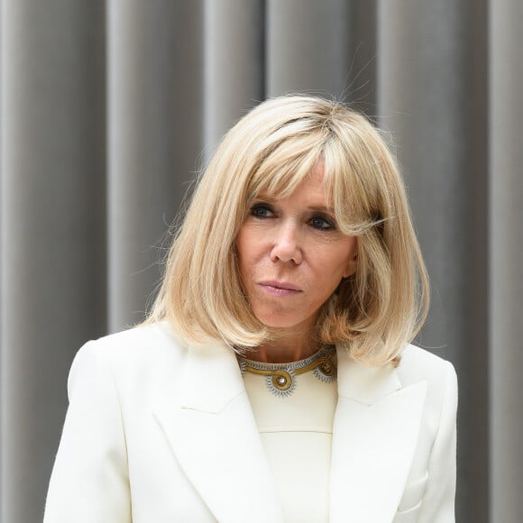 Brigitte Macron - Le président de la République lors de la remise du muguet par des représentants de la filière horticole et le président du marché de Rungis au palais de l'Elysée à Paris le 1er mai 2020. © Jacques Witt / Pool / Bestimage