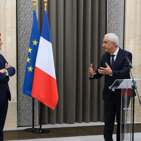 Didier Guillaume, ministre de l'agriculture et de l'alimentation - Stéphane Layani, président du marché d'intérêt national de Rungis - Le président de la République lors de la remise du muguet par des représentants de la filière horticole et le président du marché de Rungis au palais de l'Elysée à Paris le 1er mai 2020. © Jacques Witt / Pool / Bestimage