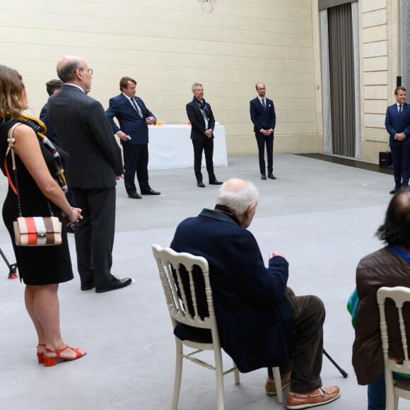 Stéphane Layani, président du marché d'intérêt national de Rungis - Brigitte Macron - Le président de la République lors de la remise du muguet par des représentants de la filière horticole et le président du marché de Rungis au palais de l'Elysée à Paris le 1er mai 2020. © Jacques Witt / Pool / Bestimage