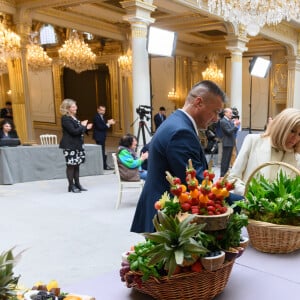 Brigitte Macron - Le président de la République lors de la remise du muguet par des représentants de la filière horticole et le président du marché de Rungis au palais de l'Elysée à Paris le 1er mai 2020. © Jacques Witt / Pool / Bestimage