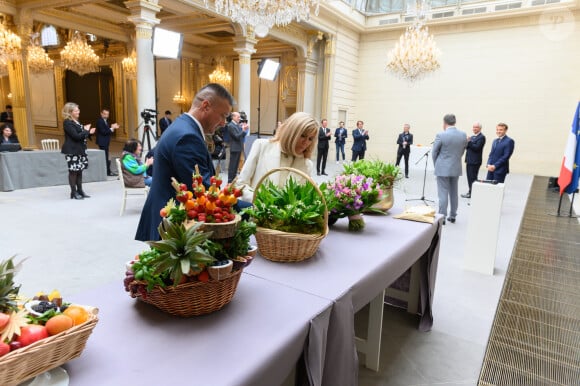 Brigitte Macron - Le président de la République lors de la remise du muguet par des représentants de la filière horticole et le président du marché de Rungis au palais de l'Elysée à Paris le 1er mai 2020. © Jacques Witt / Pool / Bestimage