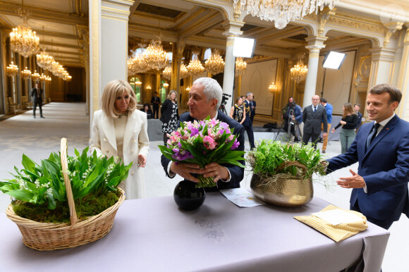 Brigitte Macron - Le président de la République lors de la remise du muguet par des représentants de la filière horticole et le président du marché de Rungis au palais de l'Elysée à Paris le 1er mai 2020. © Jacques Witt / Pool / Bestimage