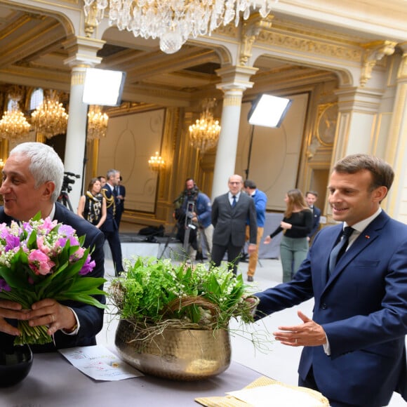 Brigitte Macron - Le président de la République lors de la remise du muguet par des représentants de la filière horticole et le président du marché de Rungis au palais de l'Elysée à Paris le 1er mai 2020. © Jacques Witt / Pool / Bestimage