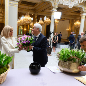 Brigitte Macron - Le président de la République lors de la remise du muguet par des représentants de la filière horticole et le président du marché de Rungis au palais de l'Elysée à Paris le 1er mai 2020. © Jacques Witt / Pool / Bestimage