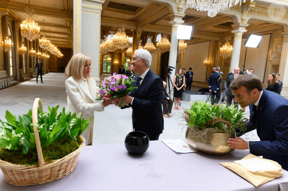 Brigitte Macron - Le président de la République lors de la remise du muguet par des représentants de la filière horticole et le président du marché de Rungis au palais de l'Elysée à Paris le 1er mai 2020. © Jacques Witt / Pool / Bestimage