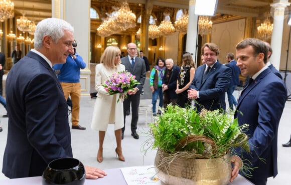 Stéphane Layani, président du marché d'intérêt national de Rungis - Brigitte Macron - Le président de la République lors de la remise du muguet par des représentants de la filière horticole et le président du marché de Rungis au palais de l'Elysée à Paris le 1er mai 2020. © Jacques Witt / Pool / Bestimage