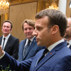 Brigitte Macron - Le président de la République lors de la remise du muguet par des représentants de la filière horticole et le président du marché de Rungis au palais de l'Elysée à Paris le 1er mai 2020. © Jacques Witt / Pool / Bestimage