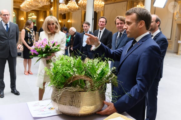 Brigitte Macron - Le président de la République lors de la remise du muguet par des représentants de la filière horticole et le président du marché de Rungis au palais de l'Elysée à Paris le 1er mai 2020. © Jacques Witt / Pool / Bestimage