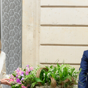 Brigitte Macron - Le président de la République lors de la remise du muguet par des représentants de la filière horticole et le président du marché de Rungis au palais de l'Elysée à Paris le 1er mai 2020. © Jacques Witt / Pool / Bestimage