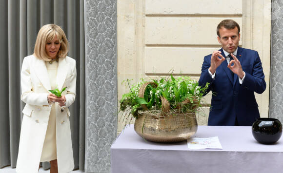 Brigitte Macron - Le président de la République lors de la remise du muguet par des représentants de la filière horticole et le président du marché de Rungis au palais de l'Elysée à Paris le 1er mai 2020. © Jacques Witt / Pool / Bestimage