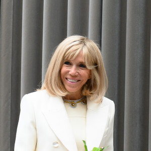 Brigitte Macron - Le président de la République lors de la remise du muguet par des représentants de la filière horticole et le président du marché de Rungis au palais de l'Elysée à Paris le 1er mai 2020. © Jacques Witt / Pool / Bestimage