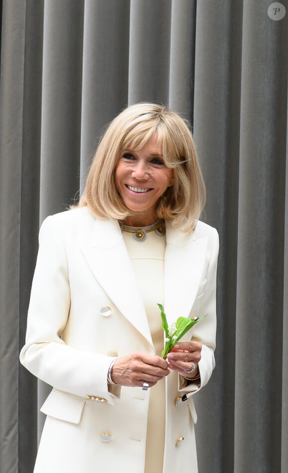 Brigitte Macron - Le président de la République lors de la remise du muguet par des représentants de la filière horticole et le président du marché de Rungis au palais de l'Elysée à Paris le 1er mai 2020. © Jacques Witt / Pool / Bestimage