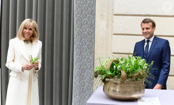Brigitte Macron - Le président de la République lors de la remise du muguet par des représentants de la filière horticole et le président du marché de Rungis au palais de l'Elysée à Paris le 1er mai 2020. © Jacques Witt / Pool / Bestimage