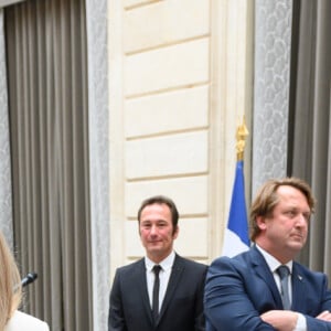 Brigitte Macron - Le président de la République lors de la remise du muguet par des représentants de la filière horticole et le président du marché de Rungis au palais de l'Elysée à Paris le 1er mai 2020. © Jacques Witt / Pool / Bestimage