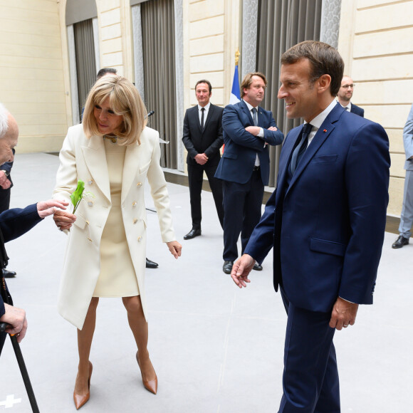 Brigitte Macron - Le président de la République lors de la remise du muguet par des représentants de la filière horticole et le président du marché de Rungis au palais de l'Elysée à Paris le 1er mai 2020. © Jacques Witt / Pool / Bestimage