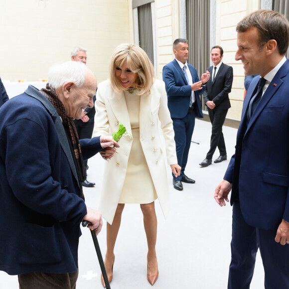Brigitte Macron - Le président de la République lors de la remise du muguet par des représentants de la filière horticole et le président du marché de Rungis au palais de l'Elysée à Paris le 1er mai 2020. © Jacques Witt / Pool / Bestimage DR Christian Chenay, Brigitte and Emmanuel Macron. French President Emmanuel Macron and his wife Brigitte Macron receiving a bunch of lily of the valley during a reception on local food trade at the Elysee Palace. 001/05/2020 - Paris