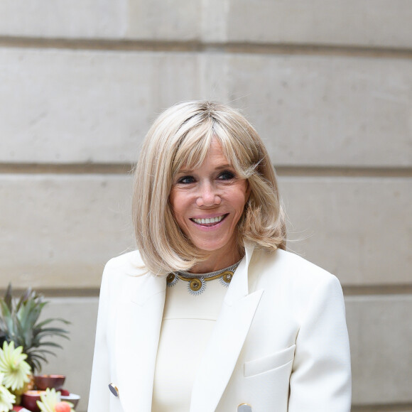 Brigitte Macron - Le président de la République lors de la remise du muguet par des représentants de la filière horticole et le président du marché de Rungis au palais de l'Elysée à Paris le 1er mai 2020. © Jacques Witt / Pool / Bestimage Brigitte Macron. French President Emmanuel Macron and his wife Brigitte Macron receiving a bunch of lily of the valley during a reception on local food trade at the Elysee Palace. 001/05/2020 - Paris